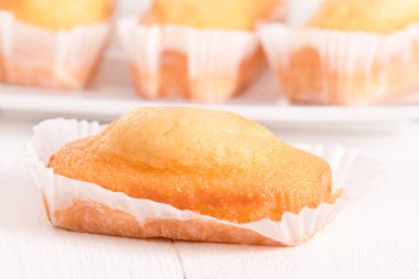 Ahşap masa üzerinde plumcake ile Kahvaltı.
