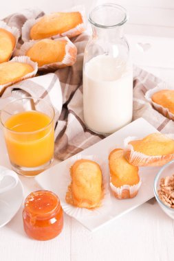 Ahşap masa üzerinde plumcake ile Kahvaltı.