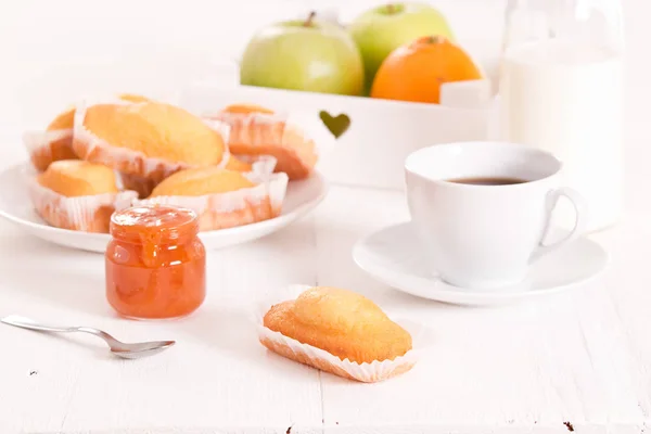 Desayuno con tarta en mesa de madera . — Foto de Stock