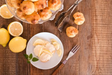 Beyaz çanak üzerinde limon profiterol. 