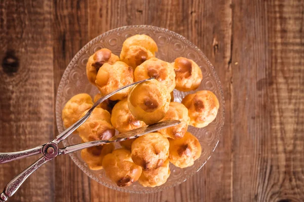 Dulces bocanadas de crema en bandeja de vidrio . —  Fotos de Stock