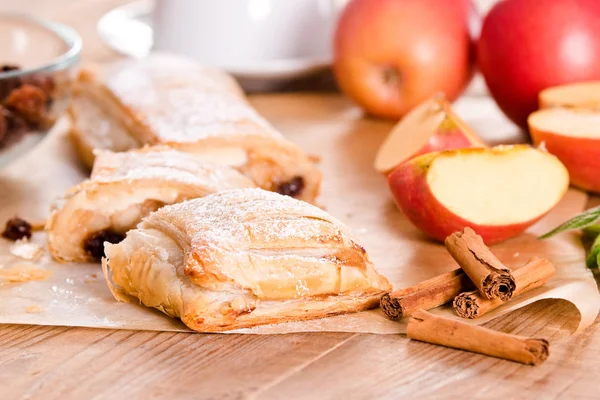 Ahşap masa üzerinde Apple strudel. 