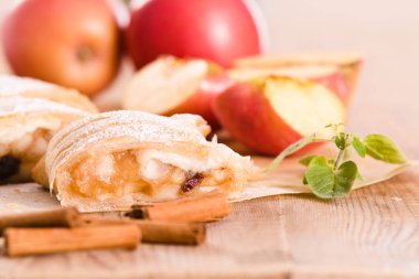 Ahşap masa üzerinde Apple strudel. 