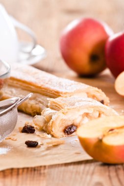 Ahşap masa üzerinde Apple strudel. 