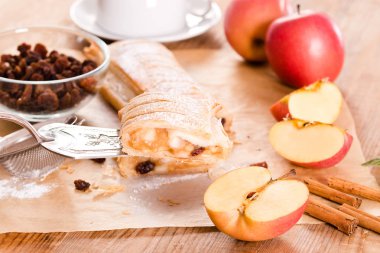 Ahşap masa üzerinde Apple strudel. 