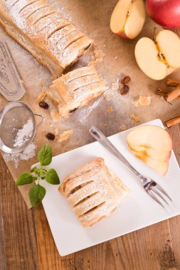 Ahşap masa üzerinde Apple strudel. 