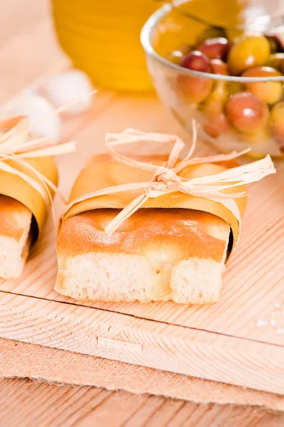 Focaccia ekmek kesme tahtası üzerinde. — Stok fotoğraf
