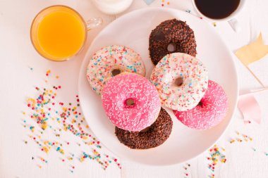 Beyaz çanak üzerinde Amerikan donut. 