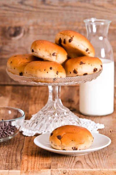 Choklad chip brioche på glas bricka. — Stockfoto