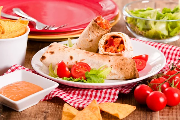 Tortilla wraps med kyckling och grönsaker. — Stockfoto