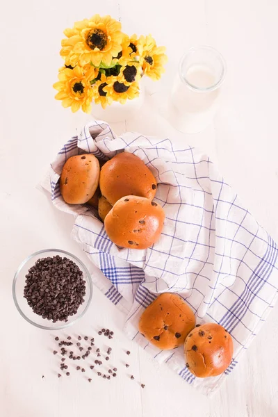 Choklad chip brioche på träbord. — Stockfoto