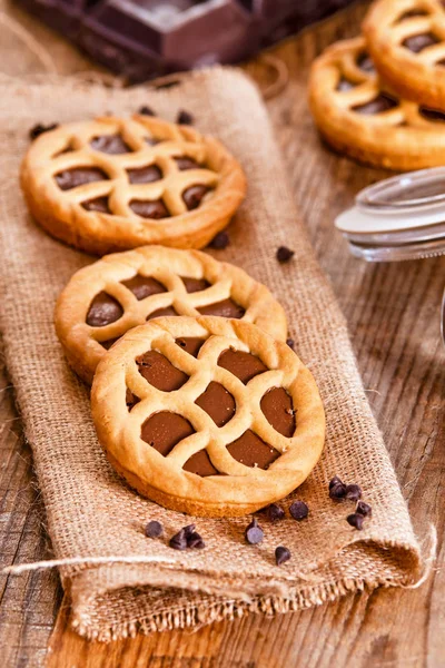 Chocolate tart on wooden table. — Stock Photo, Image