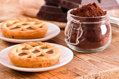 ahşap masa üstünde çikolata tart. 