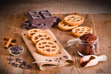 ahşap masa üstünde çikolata tart. 