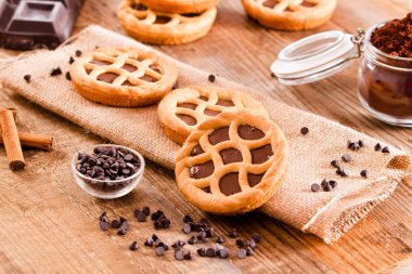 ahşap masa üstünde çikolata tart. 