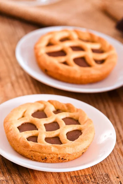 Crostata al cioccolato sul tavolo di legno . — Foto Stock