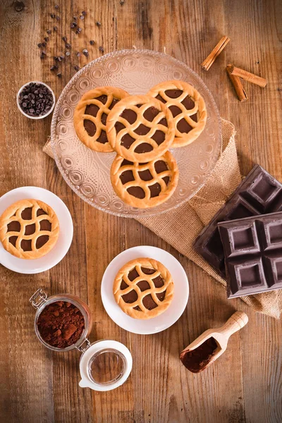 Tarte au chocolat sur table en bois . — Photo