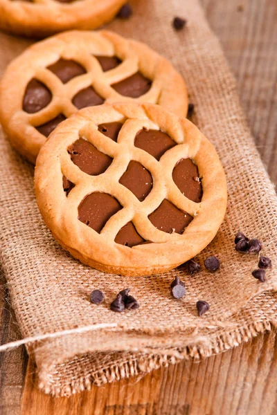 Tarta de chocolate sobre mesa de madera . — Foto de Stock