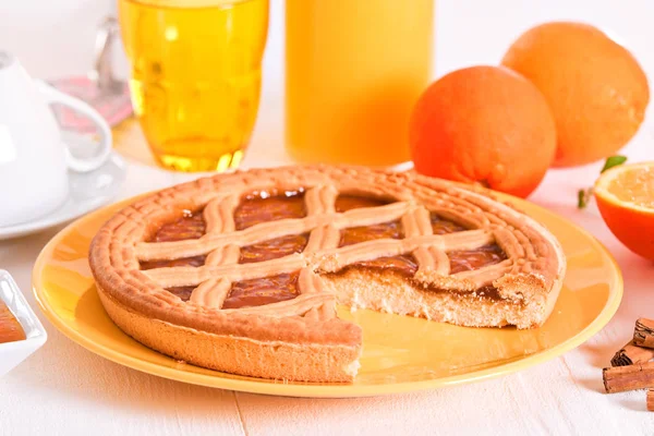 Jam tart with orange fruit. — Stock Photo, Image