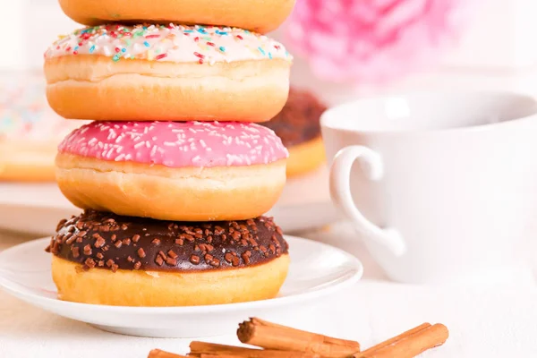 Donuts americanos en plato blanco . — Foto de Stock