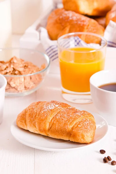 Завтрак с круассанами на белом блюде . — стоковое фото