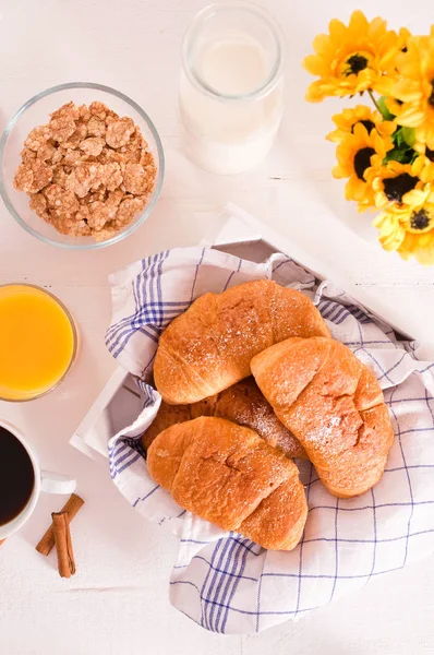 Café da manhã com croissants no prato branco . — Fotografia de Stock