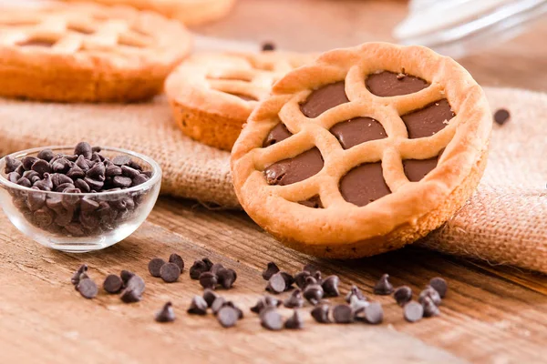 Torta de chocolate na mesa de madeira . — Fotografia de Stock