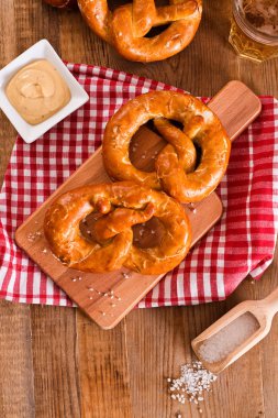 Kesme tahtası üzerinde Bavyera simit.