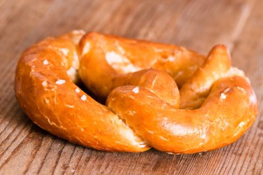 Kesme tahtası üzerinde Bavyera simit.