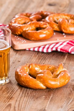 Kesme tahtası üzerinde Bavyera simit.