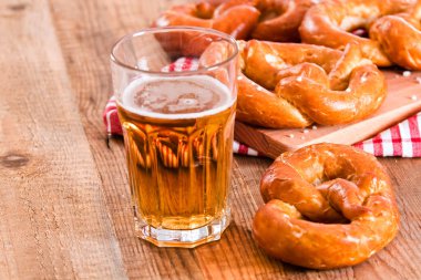 Kesme tahtası üzerinde Bavyera simit.