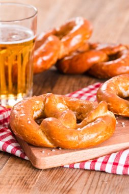 Kesme tahtası üzerinde Bavyera simit.