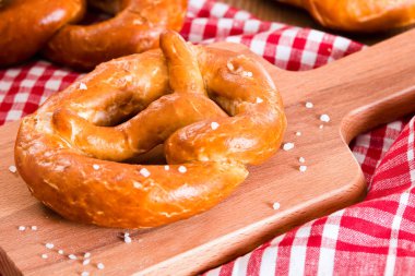 Kesme tahtası üzerinde Bavyera simit.