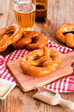 Kesme tahtası üzerinde Bavyera simit.