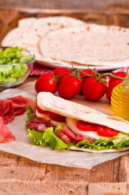 Jambon ve marul Piadina. 