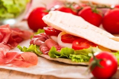 Jambon ve marul Piadina. 