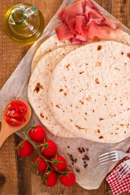 Jambon ve marul Piadina. 