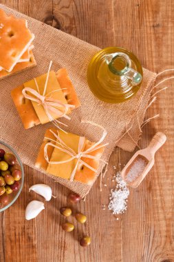 Focaccia ekmek ahşap tablo. 