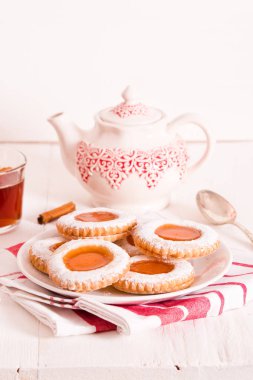 Beyaz çanak üzerinde çay bisküvi. 