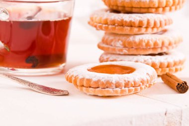 Beyaz çanak üzerinde çay bisküvi. 