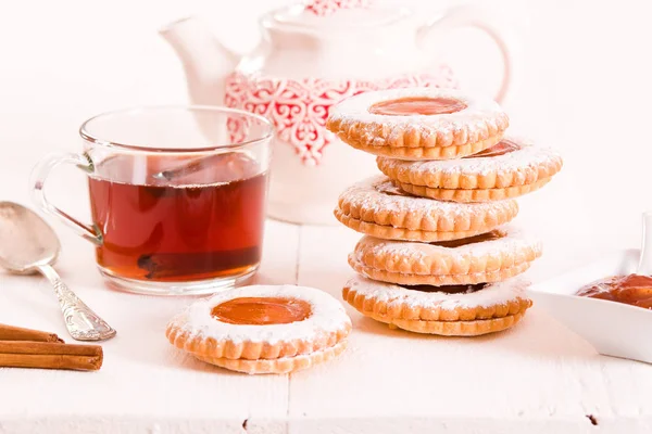 Teatime-Kekse auf weißem Teller. — Stockfoto