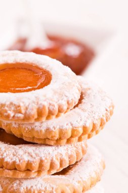 Beyaz çanak üzerinde çay bisküvi. 