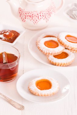 Beyaz çanak üzerinde çay bisküvi. 