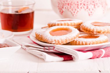 Beyaz çanak üzerinde çay bisküvi. 