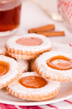 Beyaz çanak üzerinde çay bisküvi. 