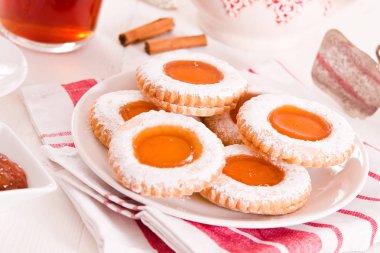 Beyaz çanak üzerinde çay bisküvi. 