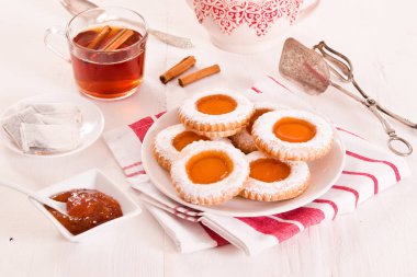 Beyaz çanak üzerinde çay bisküvi. 