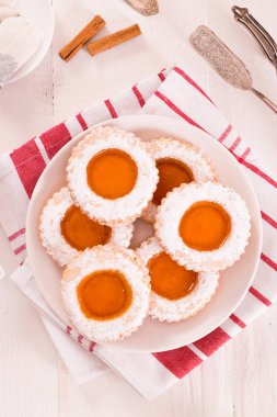 Beyaz çanak üzerinde çay bisküvi. 