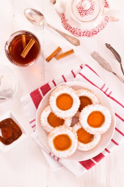 Beyaz çanak üzerinde çay bisküvi. 