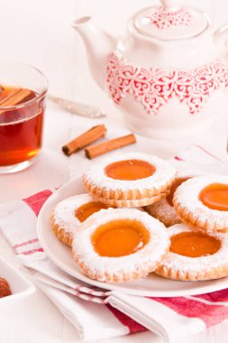 Beyaz çanak üzerinde çay bisküvi. 